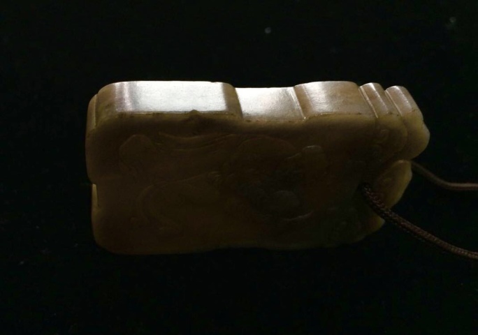 古玩玉器乾隆工清中期和田玉滿沁人物牌子拍賣,當前價格130000元