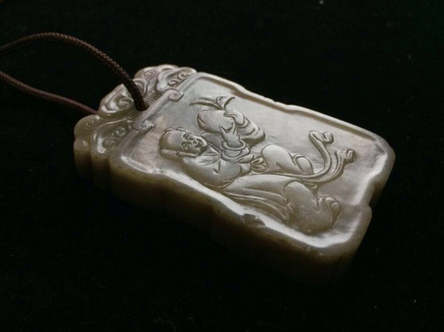 古玩玉器乾隆工清中期和田玉滿沁人物牌子拍賣,當前價格130000元