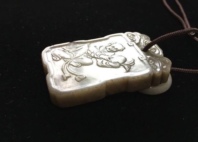 古玩玉器乾隆工清中期和田玉滿沁人物牌子拍賣,當前價格130000元