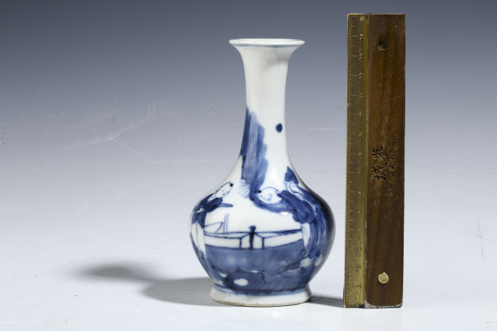 古玩陶瓷清晚·青花人物紋長頸撇口瓶拍賣，當前價格3500元