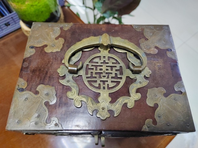 古玩雜項(xiàng)嵌玉首飾盒(柜)拍賣,當(dāng)前價(jià)格6888元