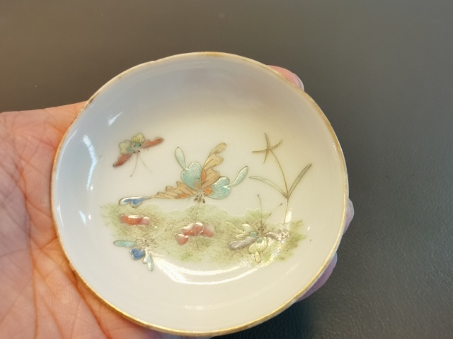 古玩陶瓷一對大清同治年製官窯本朝款粉彩蝶戀花紋筆添拍賣，當前價格1600元