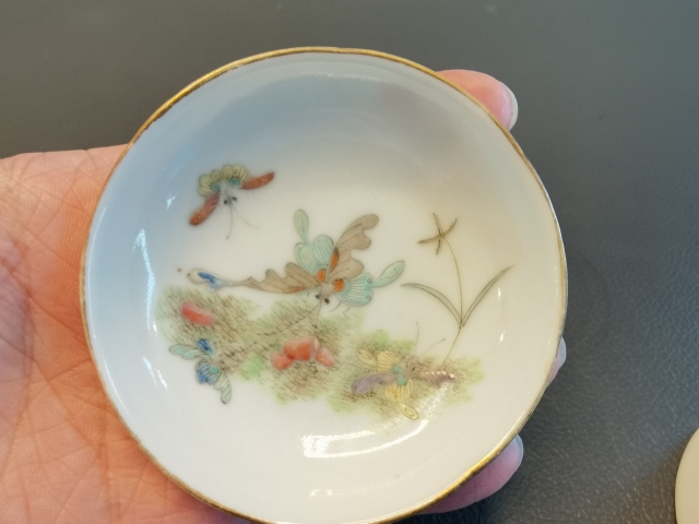 古玩陶瓷一對大清同治年製官窯本朝款粉彩蝶戀花紋筆添拍賣，當前價格1600元