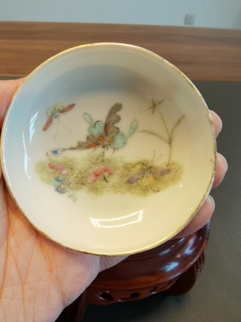 古玩陶瓷大清同治年製官窯本朝款粉彩蝶戀花紋筆添拍賣,當前價格750元