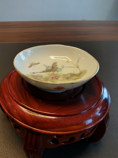 古玩陶瓷大清同治年製官窯本朝款粉彩蝶戀花紋筆添拍賣,當前價格750元