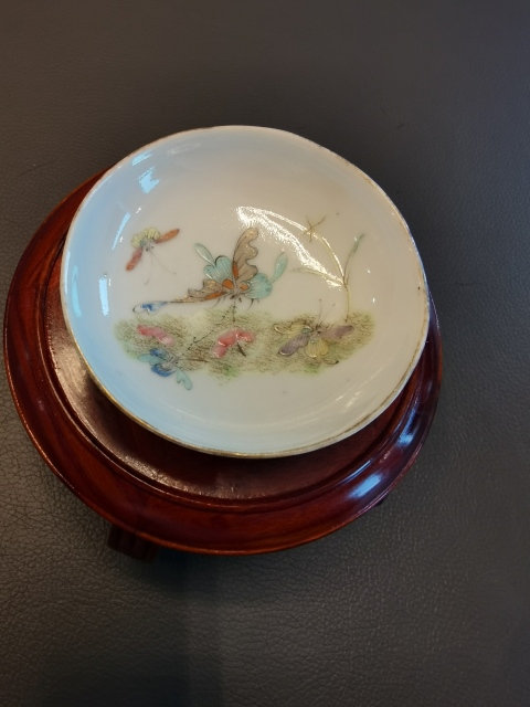 古玩陶瓷大清同治年製官窯本朝款粉彩蝶戀花紋筆添拍賣,當前價格750元