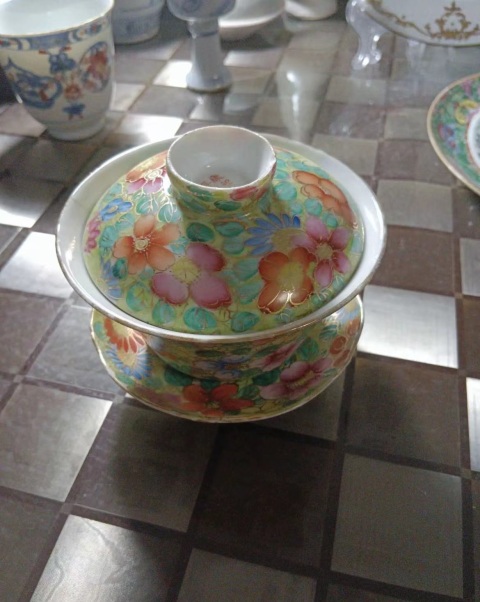 古玩陶瓷民國黃地粉彩百花不落地三才蓋碗拍賣,當前價格700元