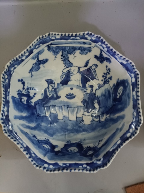 古玩陶瓷清中期青花人物故事八方窩角盆拍賣，當(dāng)前價(jià)格1888元