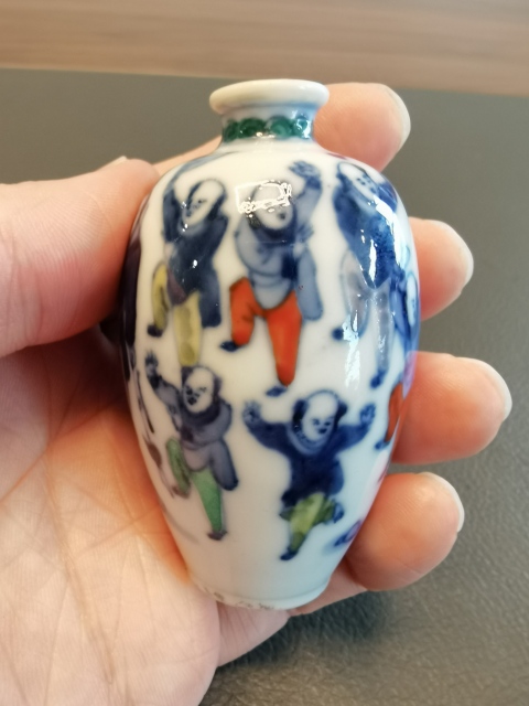 域鉴古玩】大清雍正年製官窑款斗彩婴戏司马光砸缸图鼻烟壶拍卖