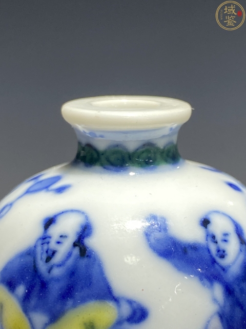 域鉴古玩】大清雍正年製官窑款斗彩婴戏司马光砸缸图鼻烟壶拍卖