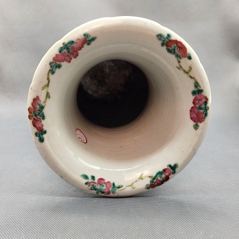 古玩陶瓷清中晚期粉彩人物故事紋獅耳花口瓶拍賣，當前價格8000元