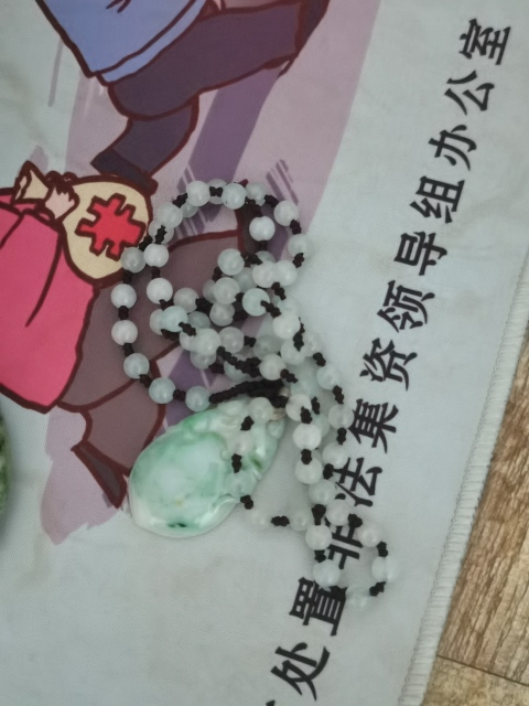 古玩玉器天然翡翠“靈猴獻壽”掛件配上鏈子了。拍賣,當前價格999元