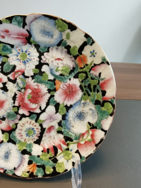 古玩陶瓷大清光緒年製官窯本朝款墨地粉彩百花不落地紋盤拍賣,當(dāng)前價(jià)格850元
