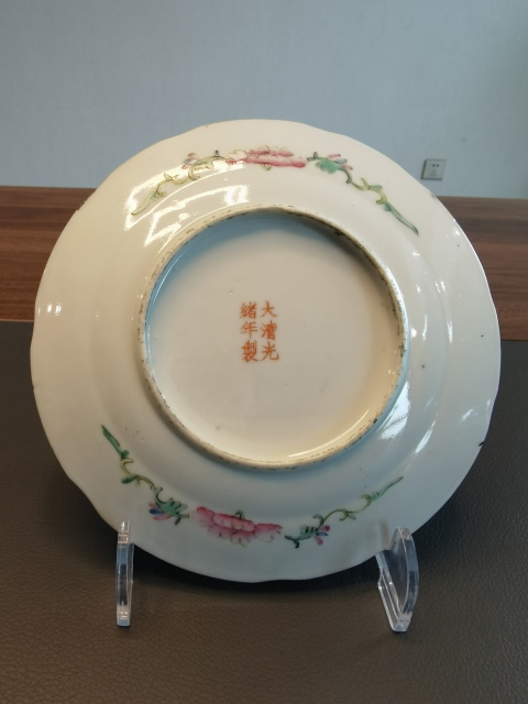 古玩陶瓷大清光緒年製官窯款墨地粉彩百花不落地紋花口盤拍賣,當前價格850元