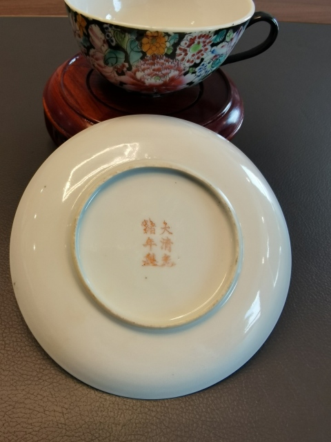 古玩陶瓷大清光緒年製官窯款墨地粉彩百花不落地紋杯碟拍賣,當(dāng)前價格1999元