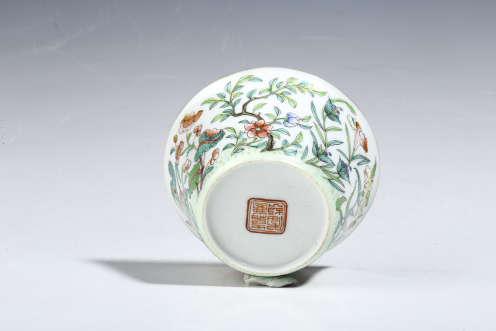 域鉴古玩】清嘉庆·粉彩花卉纹马蹄杯拍卖价格/图片/值多少钱