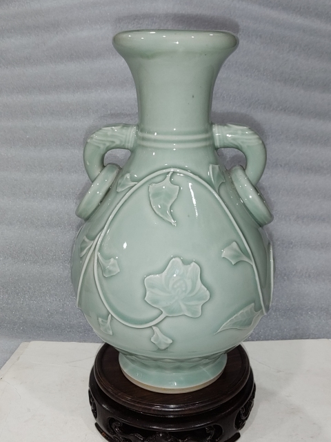 古玩陶瓷青釉貼塑花卉紋**瓶拍賣,當前價格880元