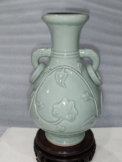 古玩陶瓷青釉貼塑花卉紋**瓶拍賣,當前價格880元