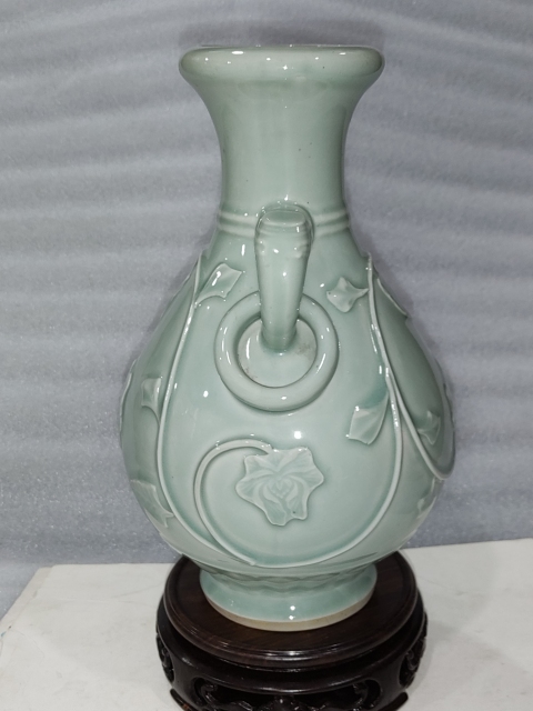 古玩陶瓷青釉貼塑花卉紋**瓶拍賣,當前價格880元