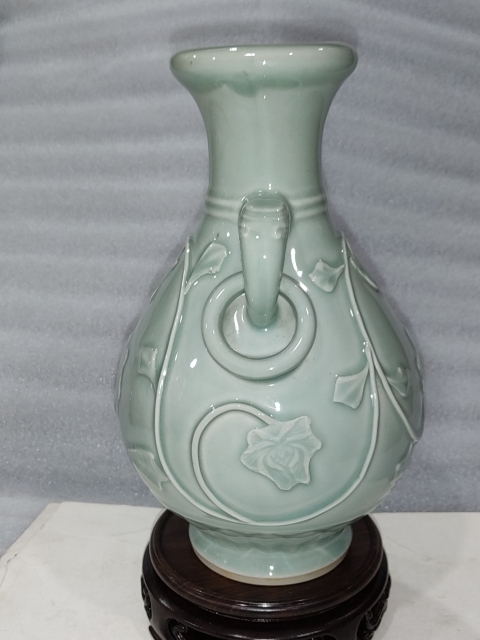 古玩陶瓷青釉貼塑花卉紋**瓶拍賣,當前價格880元