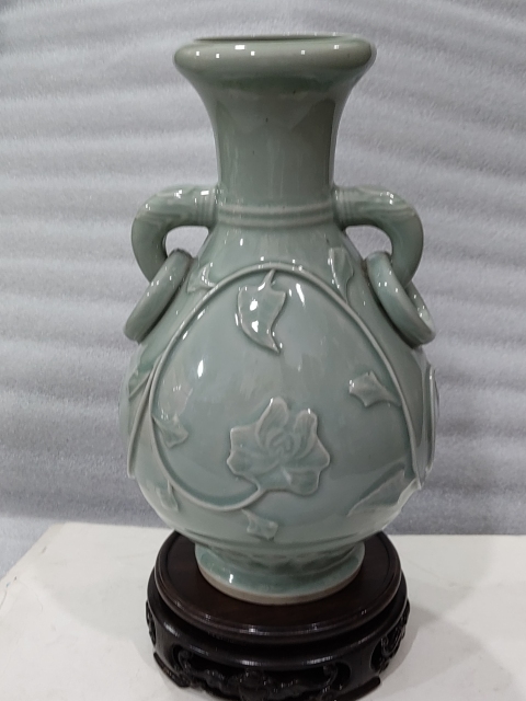 古玩陶瓷青釉貼塑花卉紋**瓶拍賣,當前價格880元