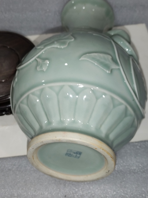 古玩陶瓷青釉貼塑花卉紋**瓶拍賣,當前價格880元