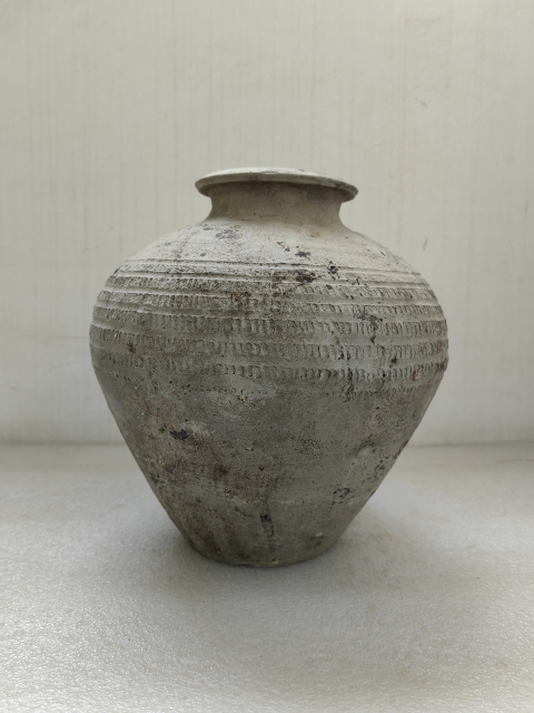 古玩陶瓷灰陶刻線條紋大罐拍賣,當前價格850元