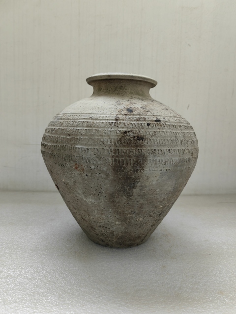 古玩陶瓷灰陶刻線條紋大罐拍賣,當前價格850元