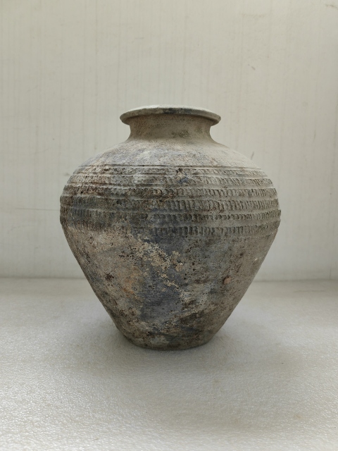 古玩陶瓷灰陶刻線條紋大罐拍賣,當前價格850元