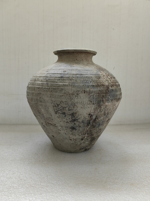 古玩陶瓷灰陶刻線條紋大罐拍賣,當前價格850元