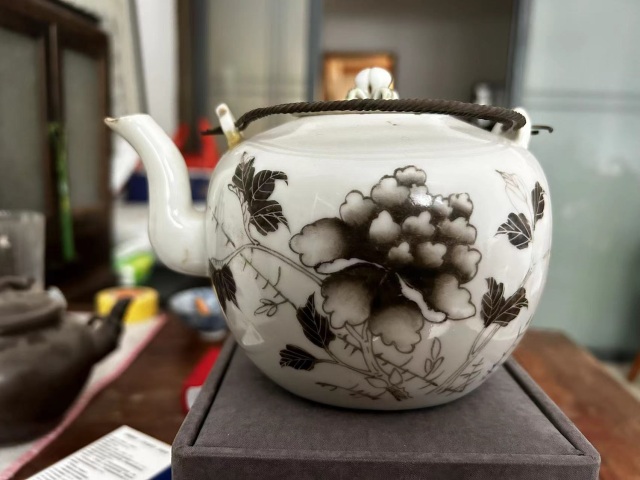 古玩陶瓷墨彩花卉紋茶壺拍賣,當(dāng)前價格999元