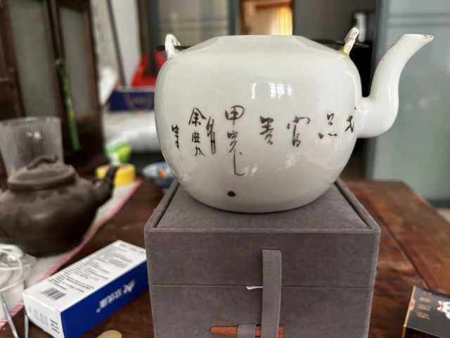 古玩陶瓷墨彩花卉紋茶壺拍賣,當(dāng)前價格999元