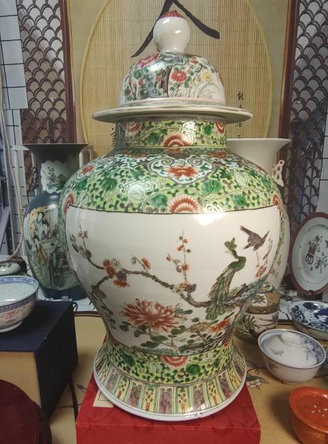 古玩陶瓷晚清五彩孔雀花鳥開窗將軍罐拍賣，當前價格13988元