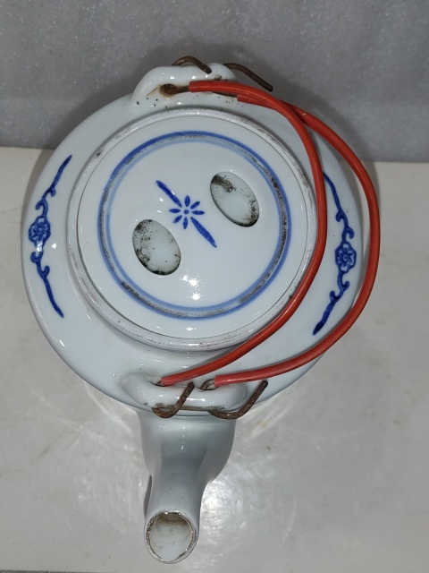 古玩陶瓷青花礬紅彩玲瓏紋提梁壺拍賣，當(dāng)前價(jià)格688元