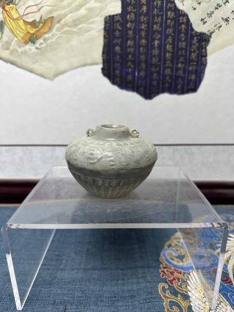 古玩陶瓷精品:元代暗刻雙系水盂拍賣，當前價格1999元