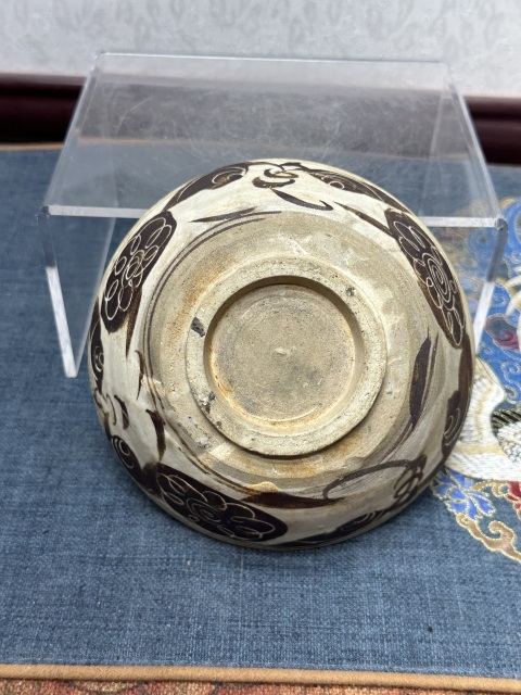 古玩陶瓷元末明初·白釉褐彩花卉紋碗真品鑒賞圖