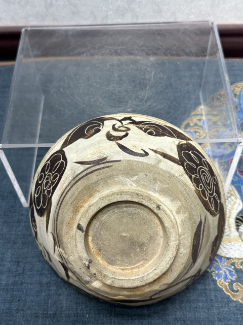 古玩陶瓷元末明初·白釉褐彩花卉紋碗真品鑒賞圖