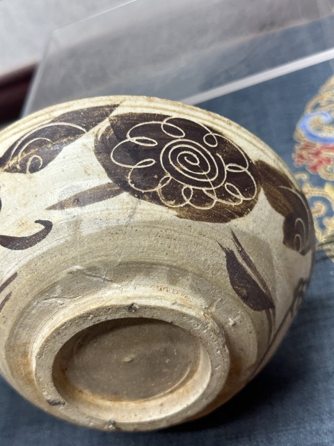 古玩陶瓷元末明初·白釉褐彩花卉紋碗真品鑒賞圖
