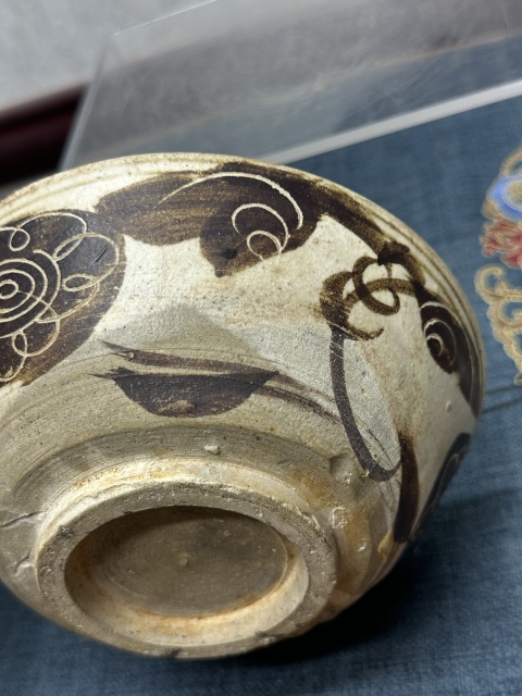 古玩陶瓷元末明初·白釉褐彩花卉紋碗真品鑒賞圖