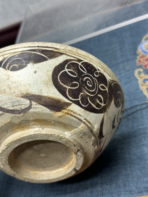 古玩陶瓷元末明初·白釉褐彩花卉紋碗真品鑒賞圖