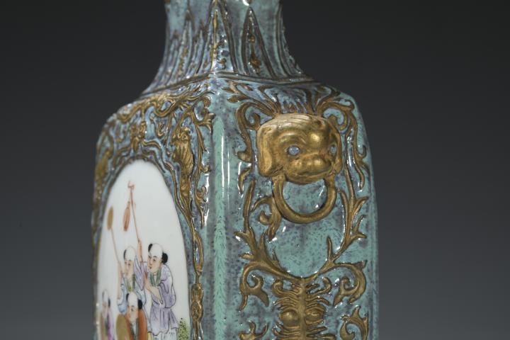 古玩陶瓷民國·爐均釉堆塑浮雕描金嬰戲紋輔首瓶拍賣,當前價格12800元