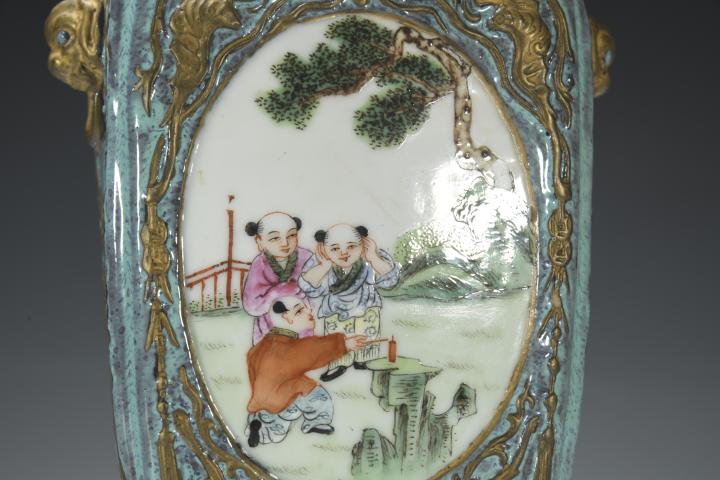 古玩陶瓷民國·爐均釉堆塑浮雕描金嬰戲紋輔首瓶拍賣,當前價格12800元