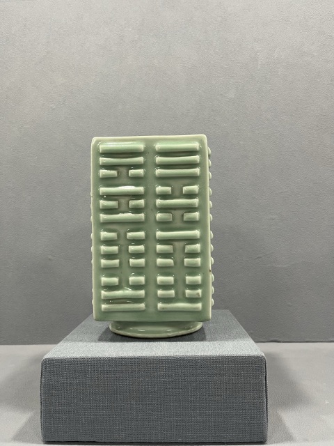 古玩陶瓷豆青釉八卦紋截口琮式瓶拍賣,當前價格8500元