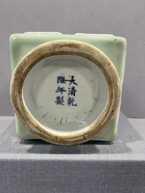 古玩陶瓷豆青釉八卦紋截口琮式瓶拍賣,當前價格8500元