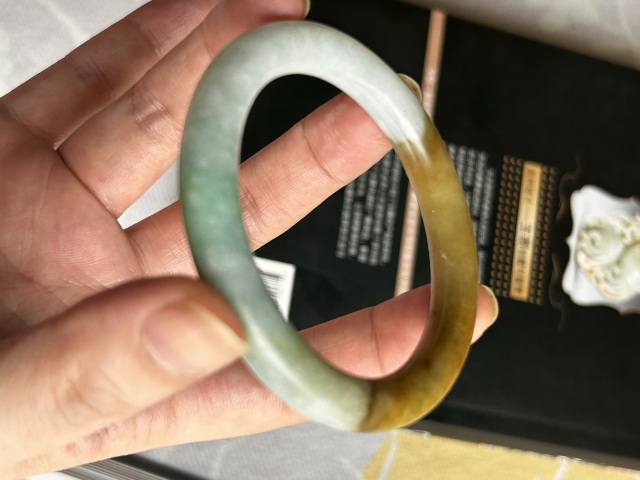 古玩玉器清代老翡翠手鐲黃加綠拍賣,當(dāng)前價(jià)格12000元