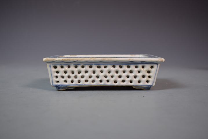 古玩陶瓷清中晚期青花雙層鏤空水仙盆真品鑒賞圖