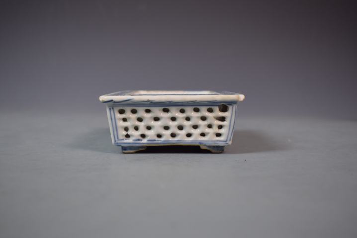 古玩陶瓷清中晚期青花雙層鏤空水仙盆真品鑒賞圖