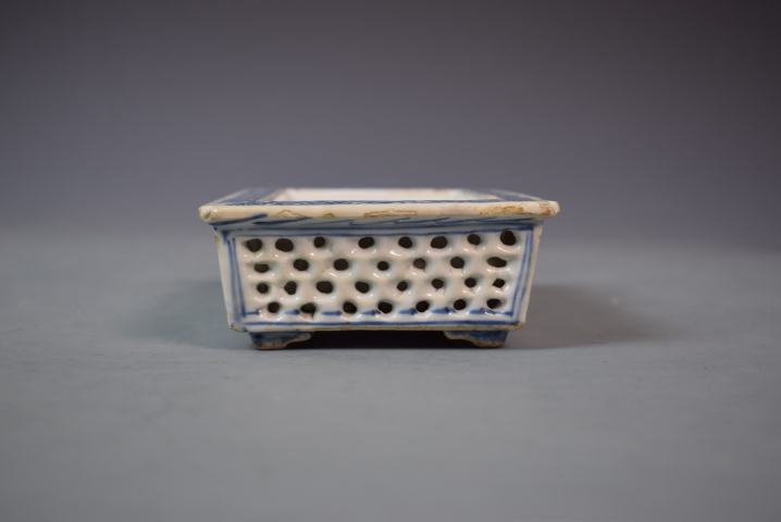 古玩陶瓷清中晚期青花雙層鏤空水仙盆真品鑒賞圖