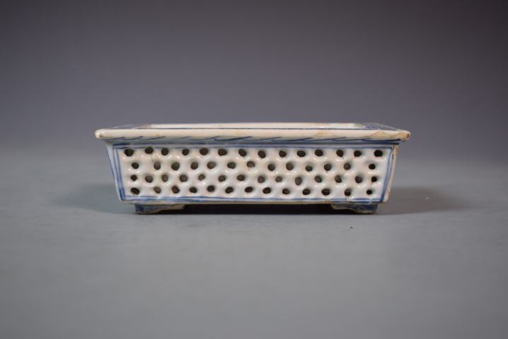 古玩陶瓷清中晚期青花雙層鏤空水仙盆真品鑒賞圖