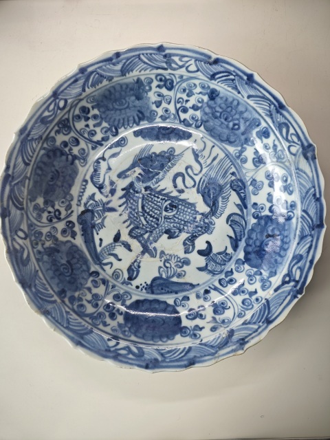 古玩陶瓷明空白期青花麒麟紋菱口盤拍賣，當前價格12345元